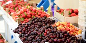 The Cherry and Strawberry Festival has started in Matache Square in Bucharest. People complain about high prices: “Don’t go, it’s a waste of time, the sellers are arrogant”