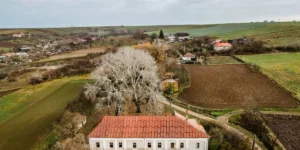 The mansion in Bihor where the Crown of Hungary was hidden, put up for sale. The area of ​​6,635 sqm, cheaper than an apartment in Oradea