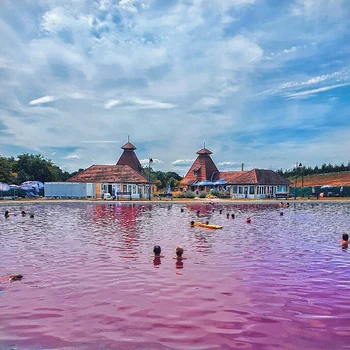 The amazing lake that changes color from pink to purple PHOTO: instagram