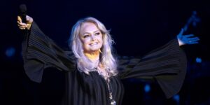 Video Hope for Bonnie Tyler: 75-year-old singer awakened from coma. The family asks for privacy