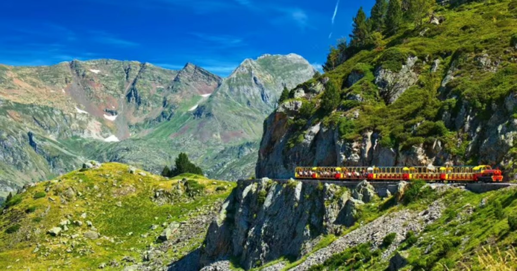 Video The highest tourist train in Europe, at 2,000 meters altitude: the journey from the edge of the precipice that takes your breath away