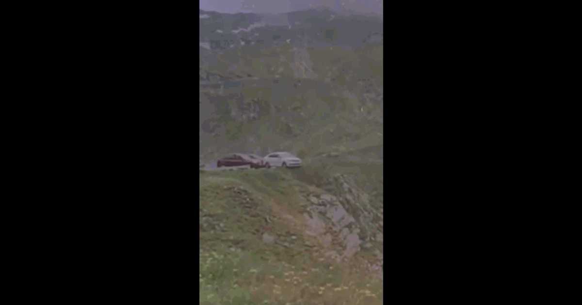 Video The moment a car crashes into a ravine on Transfăgărășan. The driver got out to take pictures and allegedly forgot to apply the handbrake
