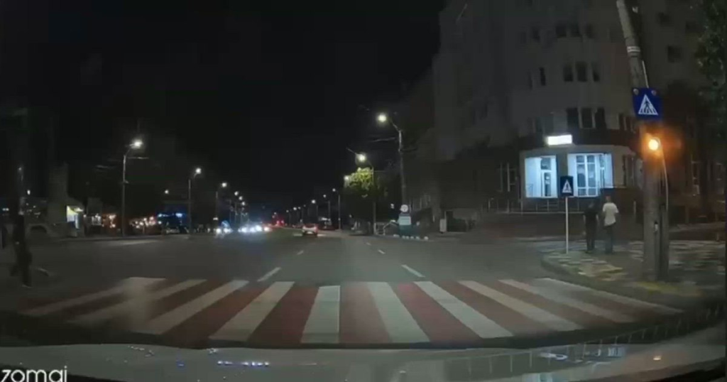 Video The moment when a young woman was one step away from being crushed on the pedestrian crossing. The driver sped off and left the scene of the incident