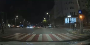 Video The moment when a young woman was one step away from being crushed on the pedestrian crossing. The driver sped off and left the scene of the incident