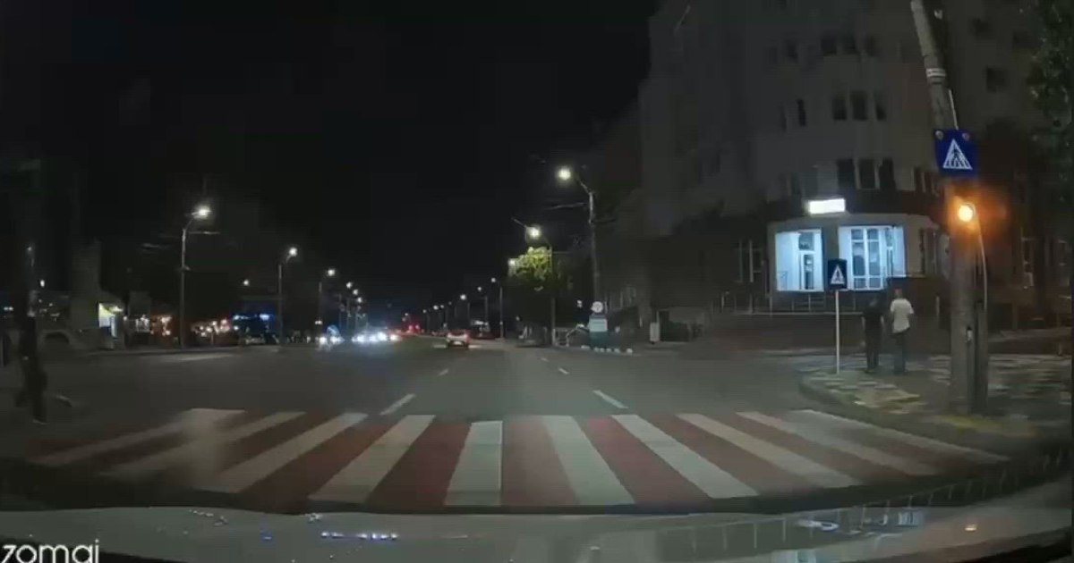 Video The moment when a young woman was one step away from being crushed on the pedestrian crossing. The driver sped off and left the scene of the incident