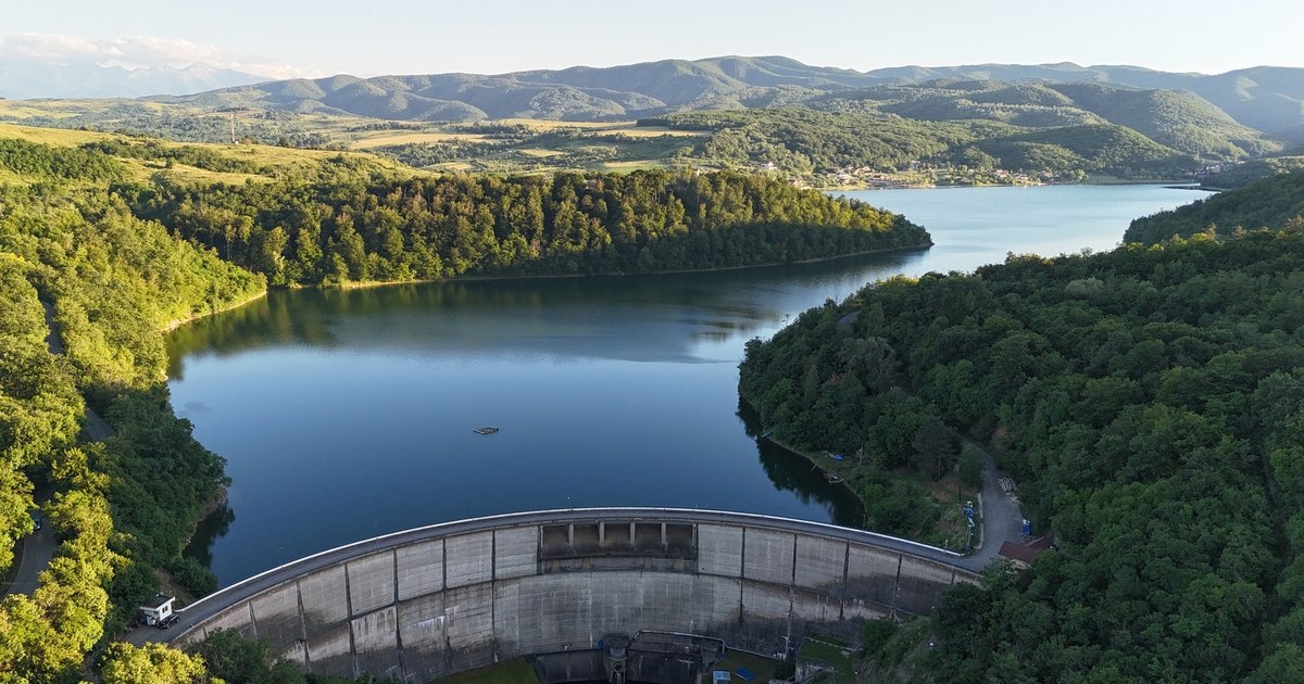 Video "The mountain coast", reanimated by the new roads in western Romania. Why do tourists complain about Cinciș Lake