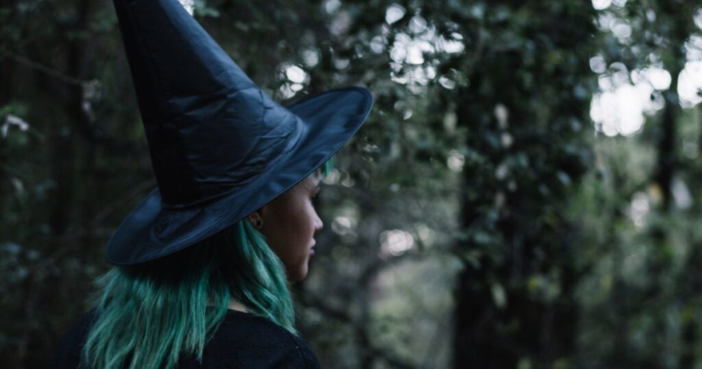 Why many Romanians believe in tarot, fortune-telling, horoscopes and sorcerers: "There are some simple things that make my life a little more "magical""