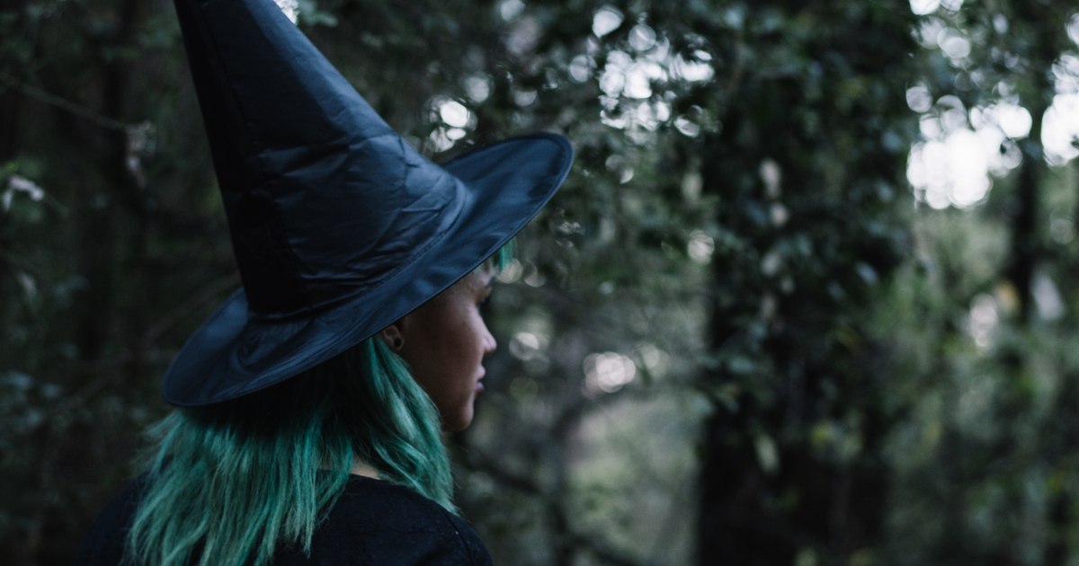 Why many Romanians believe in tarot, fortune-telling, horoscopes and sorcerers: "There are some simple things that make my life a little more "magical""