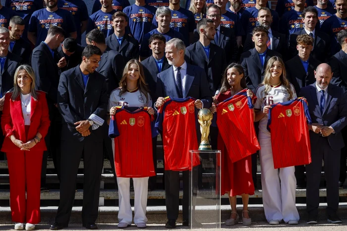 Members of the Royal House of Spain took pictures with the footballers (Photo: EPAImages)