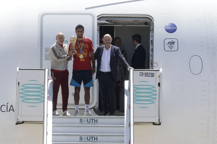 Coach Luis de la Fuente and captain Rodri showed off the trophy (Photo: EPAImages)