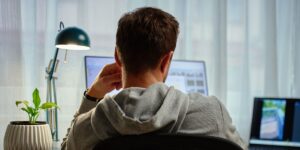 Almost 2,300 pupils and students will receive 200 euros each for computers. The list of beneficiaries was published in the Official Gazette