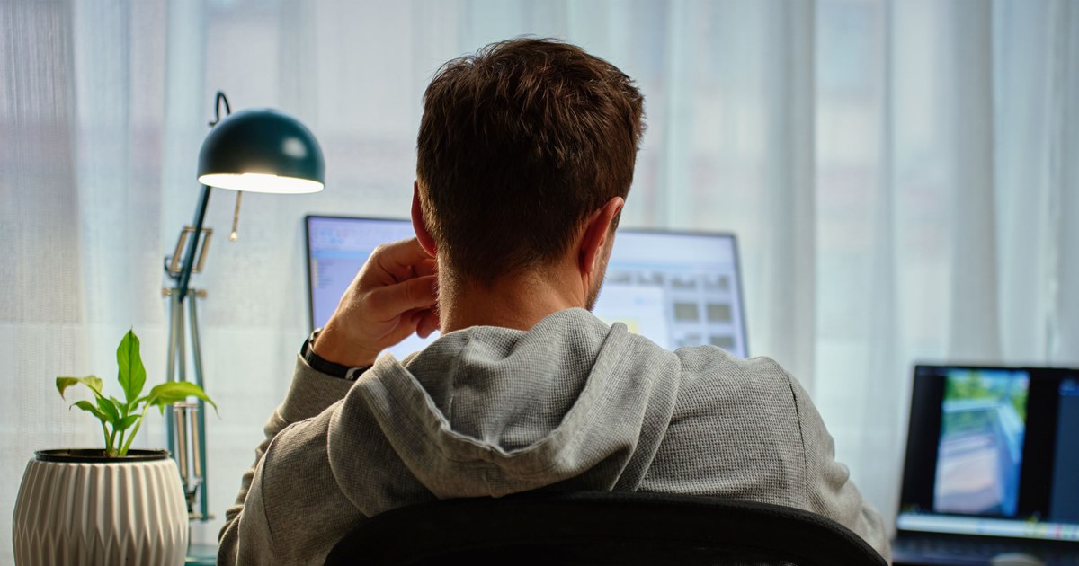 Almost 2,300 pupils and students will receive 200 euros each for computers. The list of beneficiaries was published in the Official Gazette