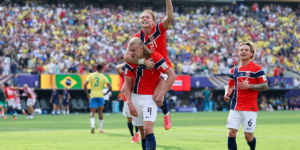 Haaland, devastating: two goals in just ten minutes. Norway eliminated Brazil from the World Cup, 2-1