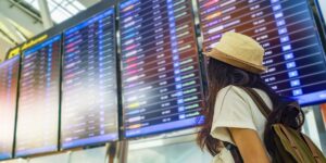 New rules in air transport: families seated together on the plane without taxes, hand luggage included in the price and clearer compensations