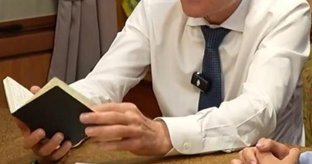 President Nicușor Dan revealed what is written in the famous notebooks he carries everywhere. Who has access to them, even though they contain secrets