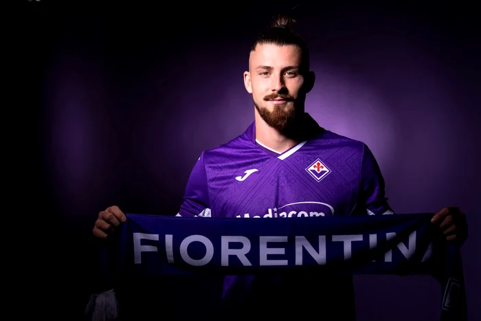 Upon arrival at Fiorentina, Radu Drăgușin did a photo shoot (Photo: Fiorentina)