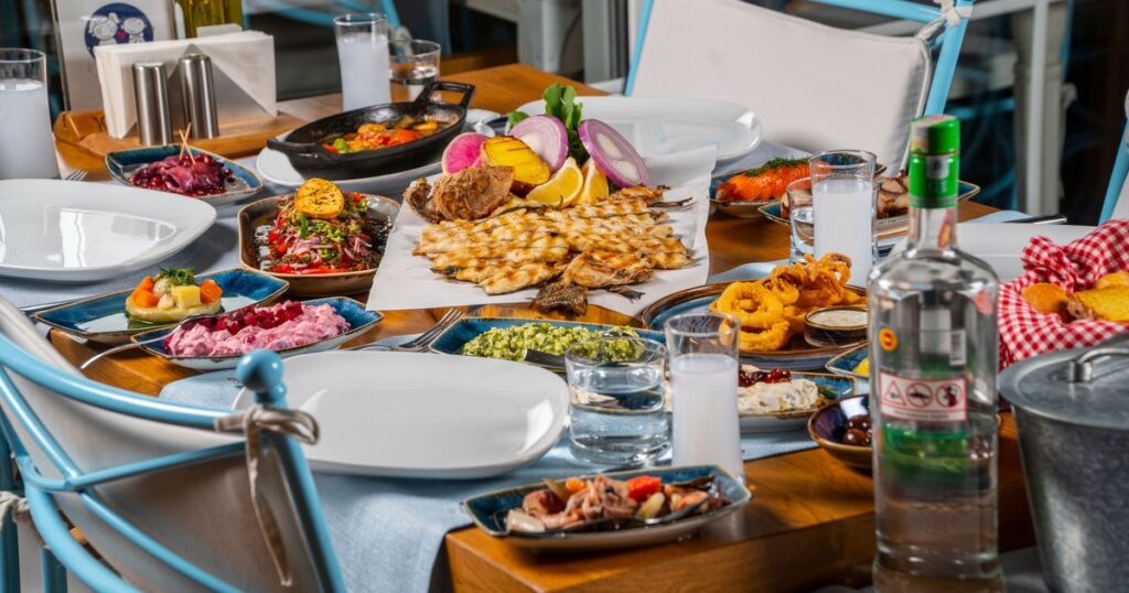 The dish that millions of tourists order in Greece, but which many locals avoid. How do you recognize an authentic tavern?