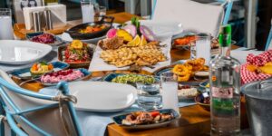 The dish that millions of tourists order in Greece, but which many locals avoid. How do you recognize an authentic tavern?