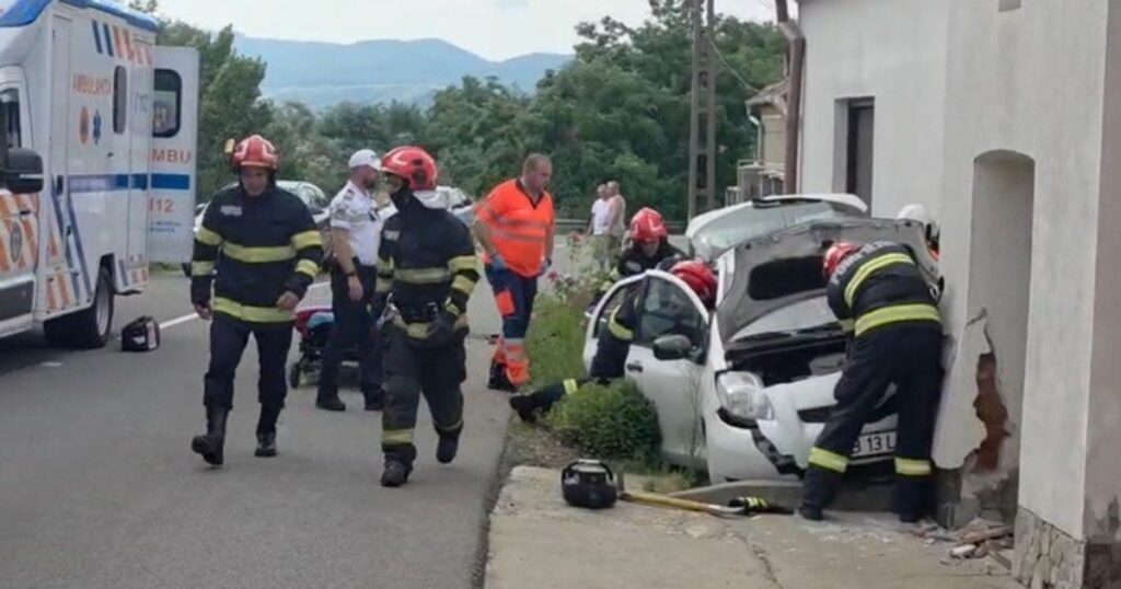 Video A female driver lost control of the car and crashed into the wall of a house in Alba. The woman was found in a state of shock