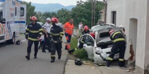 Video A female driver lost control of the car and crashed into the wall of a house in Alba. The woman was found in a state of shock
