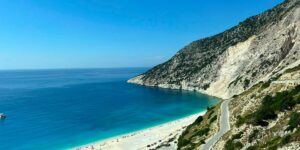 Video Myrtos, the famous beach of Kefalonia, affected by a landslide. The paradise with turquoise waters attracts tourists from all over the world