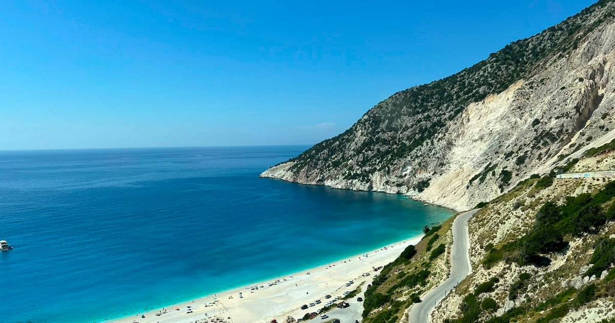 Video Myrtos, the famous beach of Kefalonia, affected by a landslide. The paradise with turquoise waters attracts tourists from all over the world