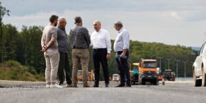 Video Prime Minister Ilie Bolojan inspected the Transilvania Highway construction site. When the 40 km between Cluj and Zalău will travel