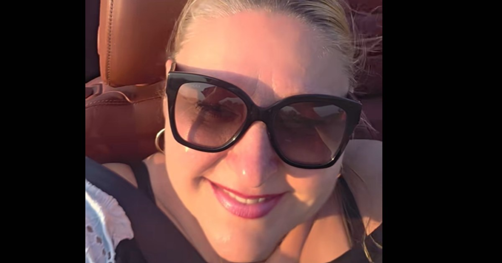 Video Sosoacă, in a convertible and with Gucci glasses, on the roads of Dobrogea. Netizen: "That's a Russian car, right?"