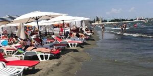 War on Italy’s beaches: umbrellas and sunbeds left for “booking” the place, picked up. Fines of up to 500 euros