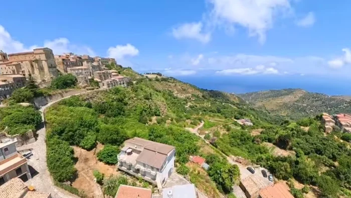 The house benefits from an impressive panorama Photo: youtube