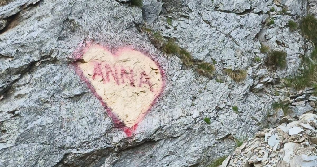 "Anna, keep your fool at home!" A tourist who spray-painted a declaration of love on a rock on Transfăgărășan, criticized on the internet