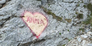 “Anna, keep your fool at home!” A tourist who spray-painted a declaration of love on a rock on Transfăgărășan, criticized on the internet