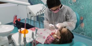 Caries in young children could be kept under control with a cheap and effective substance. No burr, no injections and general anesthesia