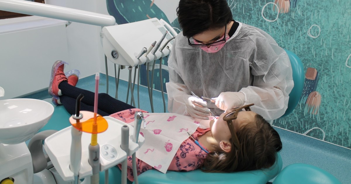 Caries in young children could be kept under control with a cheap and effective substance. No burr, no injections and general anesthesia