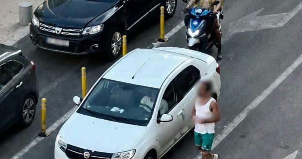 Child endangered on Calea Victoriei. The little girl was "driving" the electric car among the cars, guided by her father