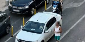 Child endangered on Calea Victoriei. The little girl was “driving” the electric car among the cars, guided by her father
