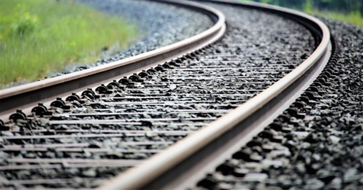 Freight train, endangered in Petroșani station. A device of the crane was disassembled and a concrete slab was found on the tracks