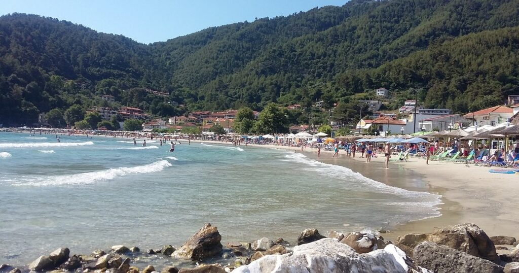 "He threw my number into the abyss." The mistake of a Romanian tourist in Thassos: he parked in an area where it was forbidden, and a local resident tore off his license plate