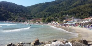 “He threw my number into the abyss.” The mistake of a Romanian tourist in Thassos: he parked in an area where it was forbidden, and a local resident tore off his license plate