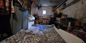 “Here is the reign.” An ex-athlete set up his block’s basement and sleeps there every night during the heat wave: “In the morning I put my duvet on”