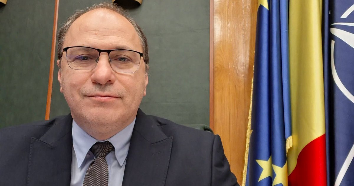 How does the Minister of Education justify the cutting of scholarships for students on vacation: "We are confusing the scholarship with the allowance"