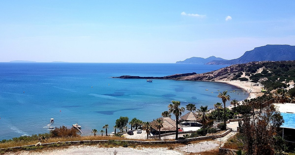 The mystery of the beach in Greece where the sea bubbles like champagne and tourists swim among them. What is the explanation of the phenomenon